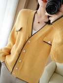 Vesta de dama cu decolteu in V si nasturi metalici