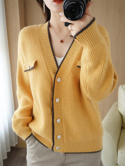 Vesta de dama cu decolteu in V si nasturi metalici