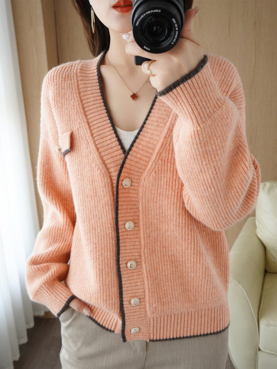 Vesta de dama cu decolteu in V si nasturi metalici