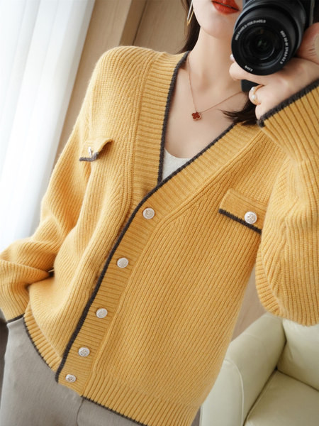 Vesta de dama cu decolteu in V si nasturi metalici