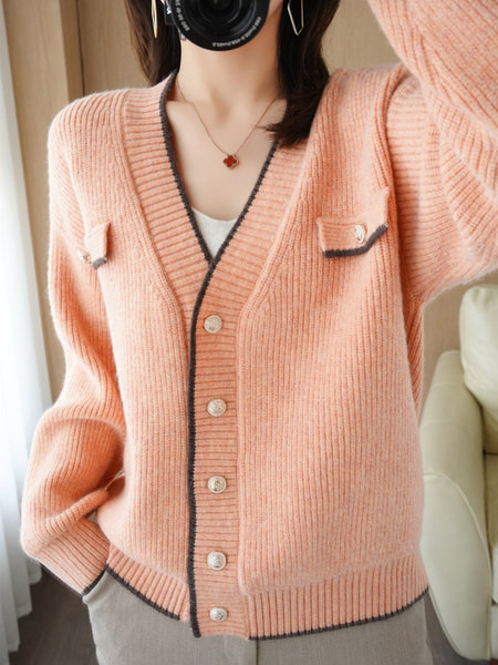 Vesta de dama cu decolteu in V si nasturi metalici