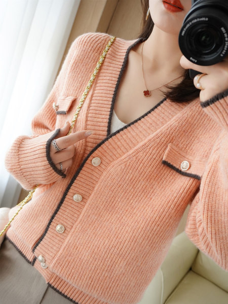 Vesta de dama cu decolteu in V si nasturi metalici