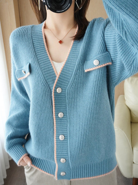 Vesta de dama cu decolteu in V si nasturi metalici