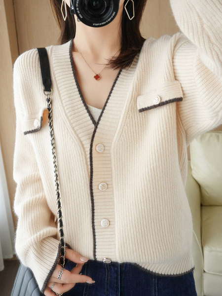 Vesta de dama cu decolteu in V si nasturi metalici