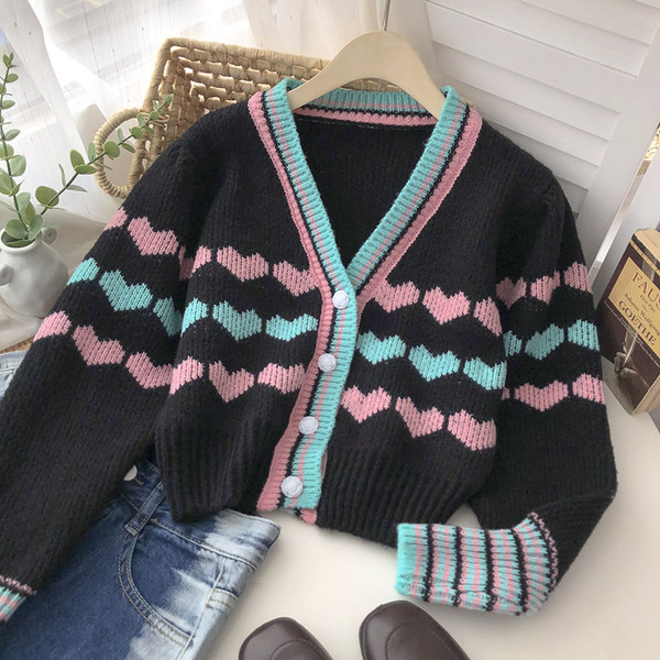 Naiste kootud südametega kardigan