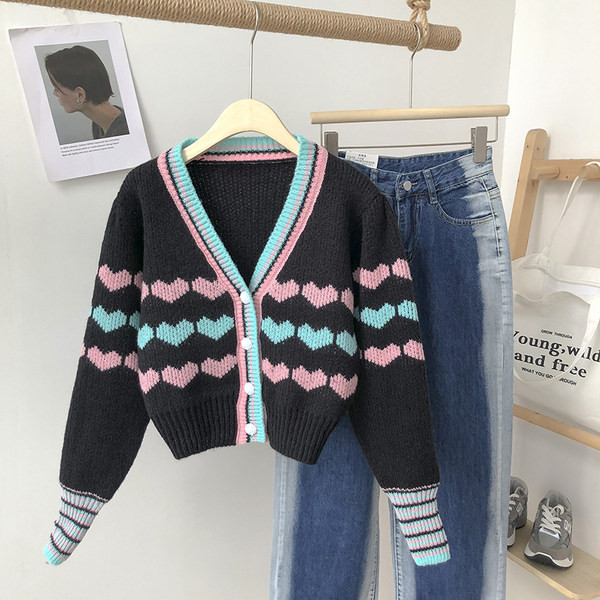 Naiste kootud südametega kardigan