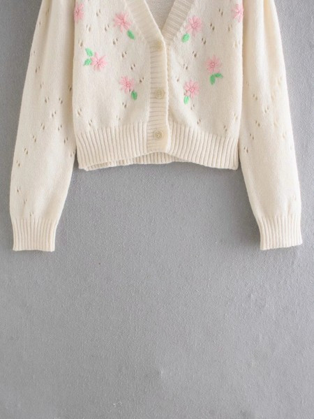 Női kötött kardigán hímzett virágokkal