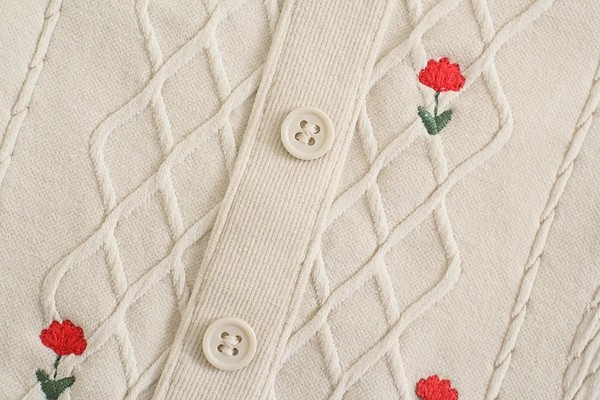 Cardigan scurt cu flori brodate și decolteu pătrat