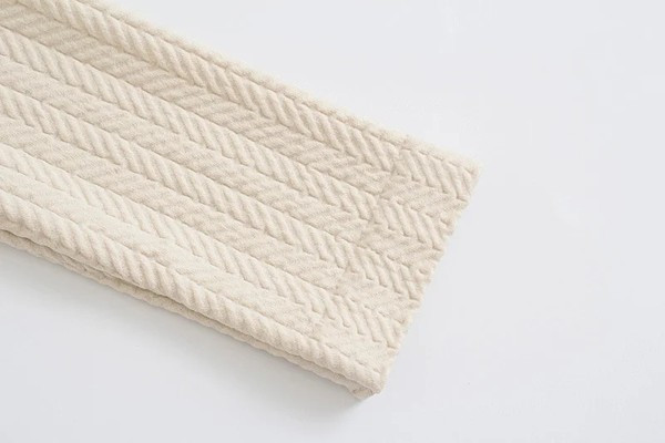 Cardigan scurt cu flori brodate și decolteu pătrat