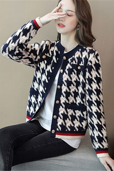 Cardigan de dama realizat din tricotat subtire cu nasturi metalici si decolteu oval