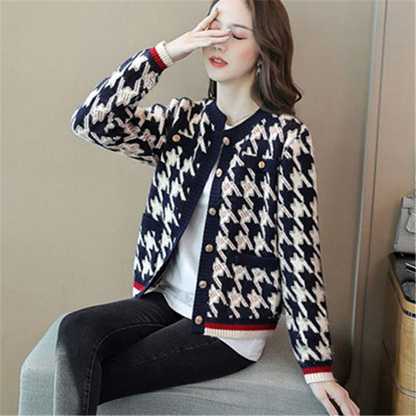 Cardigan de dama realizat din tricotat subtire cu nasturi metalici si decolteu oval