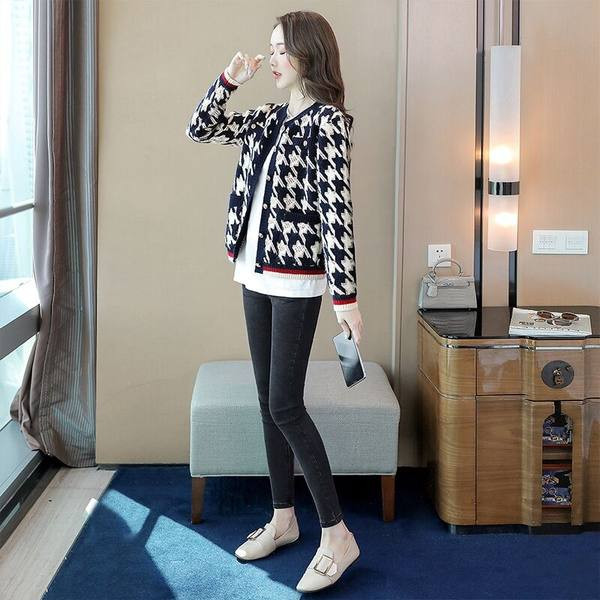 Cardigan de dama realizat din tricotat subtire cu nasturi metalici si decolteu oval