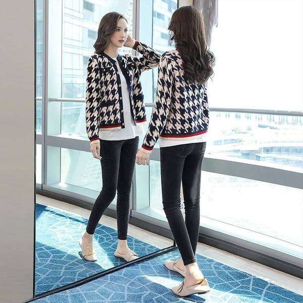 Cardigan de dama realizat din tricotat subtire cu nasturi metalici si decolteu oval