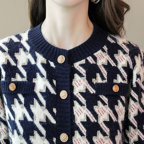 Cardigan de dama realizat din tricotat subtire cu nasturi metalici si decolteu oval