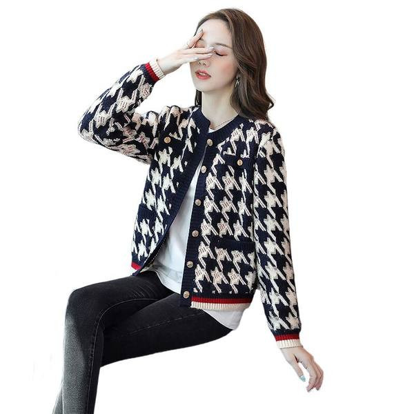 Cardigan de dama realizat din tricotat subtire cu nasturi metalici si decolteu oval