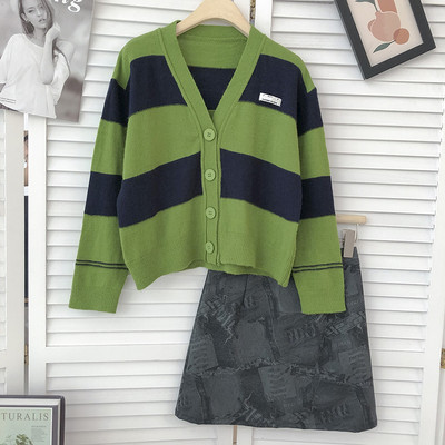 Vesta de dama cu decolteu in V si emblema