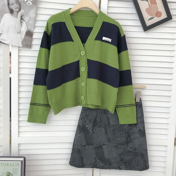 Vesta de dama cu decolteu in V si emblema