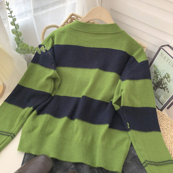 Vesta de dama cu decolteu in V si emblema