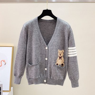 Γυναικεία ζακέτα με απλικέ και βαθύ λαιμόκοψη