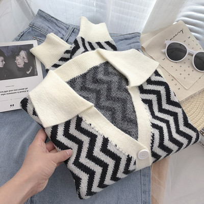 Nööpide ja klassikalise kraega naiste kardigan