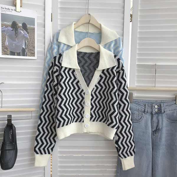 Nööpide ja klassikalise kraega naiste kardigan