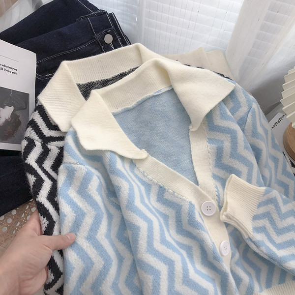 Nööpide ja klassikalise kraega naiste kardigan