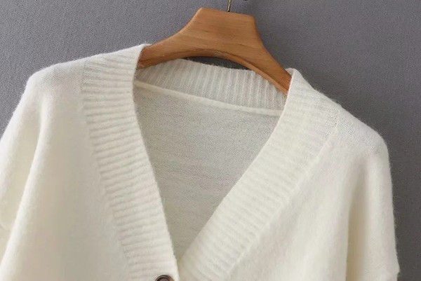 Lühike sügisvest nööpide ja sügava spitsikaelusega