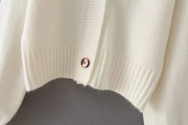 Lühike sügisvest nööpide ja sügava spitsikaelusega