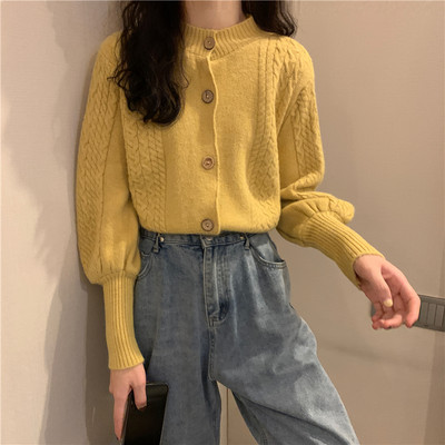 Aktuális női mellény ovális nyakkivágással és gombokkal