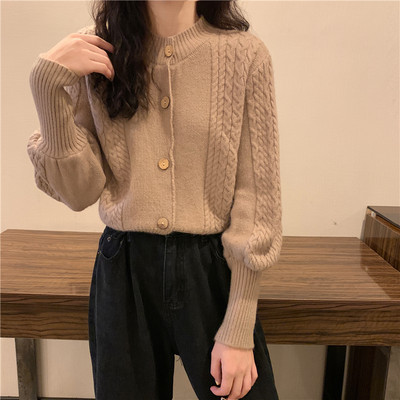 Aktuális női mellény ovális nyakkivágással és gombokkal