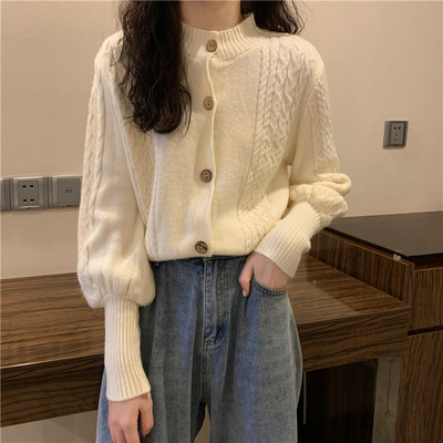 Aktuális női mellény ovális nyakkivágással és gombokkal