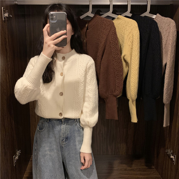 Aktuális női mellény ovális nyakkivágással és gombokkal