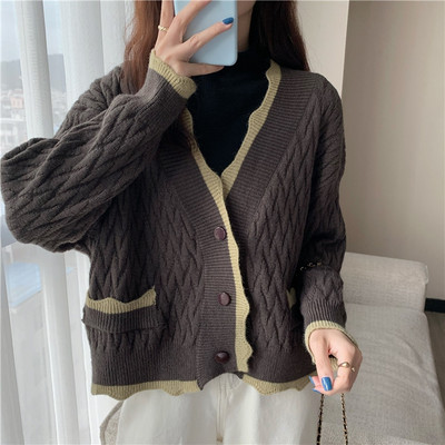 Naiste vest spits-kaelusega taskute ja nööpidega