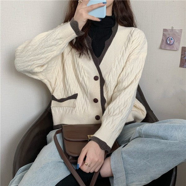 Naiste vest spits-kaelusega taskute ja nööpidega