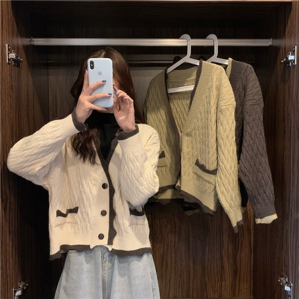 Naiste vest spits-kaelusega taskute ja nööpidega