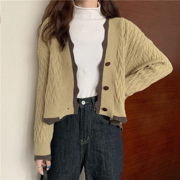 Naiste vest spits-kaelusega taskute ja nööpidega