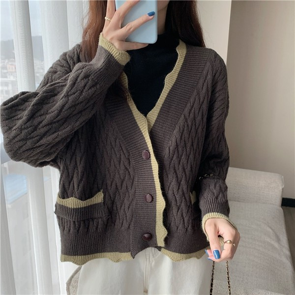 Naiste vest spits-kaelusega taskute ja nööpidega