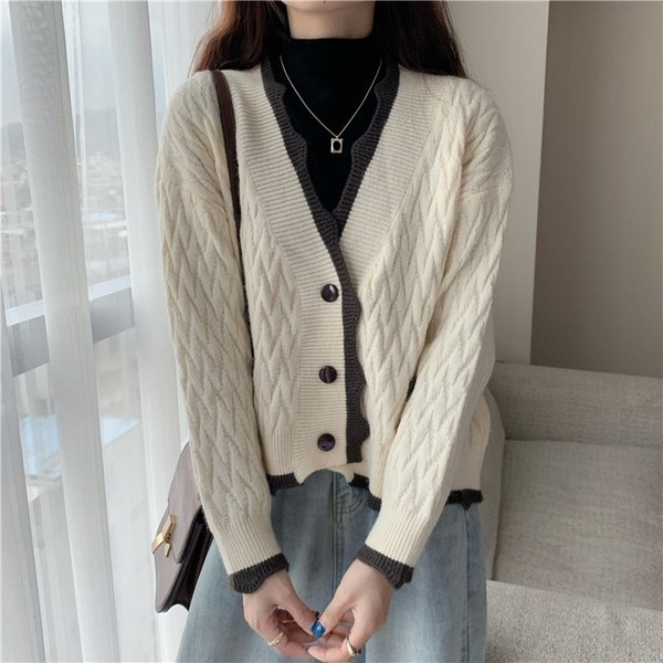 Naiste vest spits-kaelusega taskute ja nööpidega