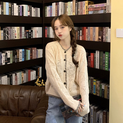 Lühikese mudeliga naiste kardigan ovaalse kaelusega