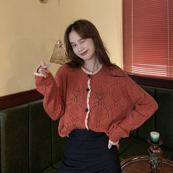 Lühikese mudeliga naiste kardigan ovaalse kaelusega