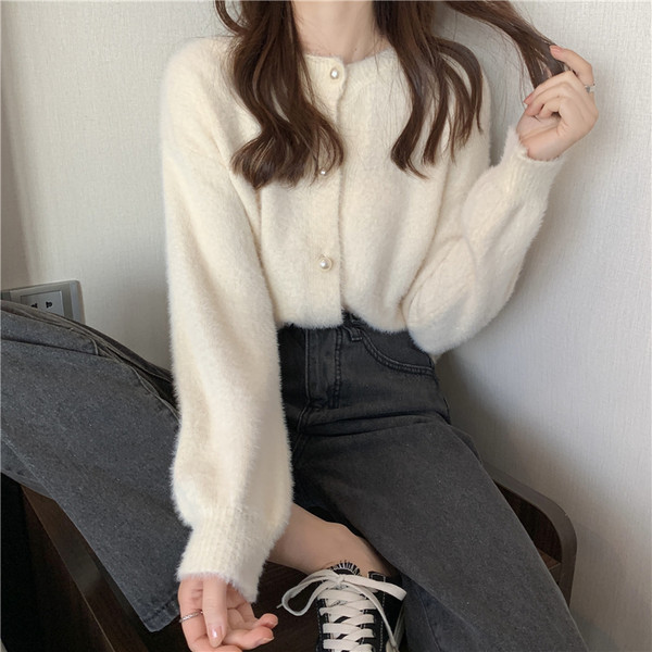 Stiilne naiste vest ovaalse dekoltee ja nööpidega