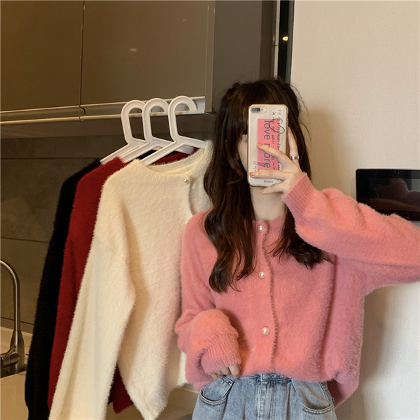 Stiilne naiste vest ovaalse dekoltee ja nööpidega