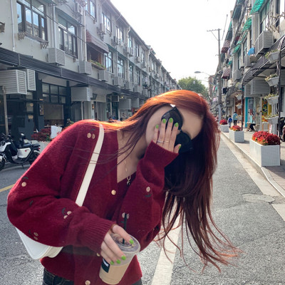 Μοντέρνα γυναικεία ζακέτα με κέντημα