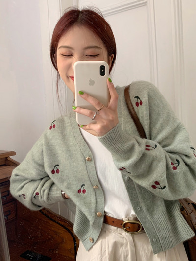 Μοντέρνα γυναικεία ζακέτα με κέντημα