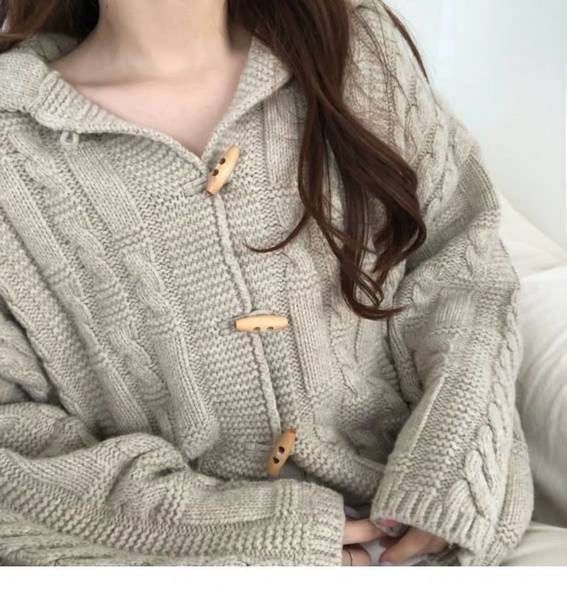 Naiste nööpide ja spitsikaelusega kardigan