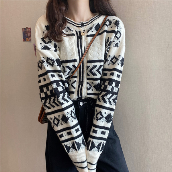 Praegune naiste vest nööpide ja ovaalse kaelusega