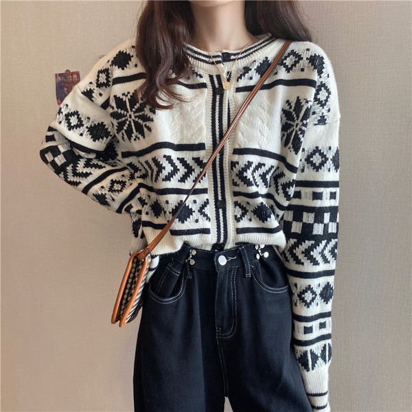 Praegune naiste vest nööpide ja ovaalse kaelusega