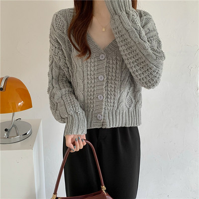 Naiste spitsikaelus ja nööpidega tavaline kampsun