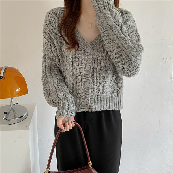 Naiste spitsikaelus ja nööpidega tavaline kampsun