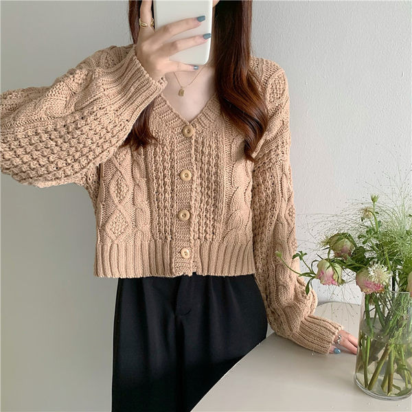 Naiste spitsikaelus ja nööpidega tavaline kampsun